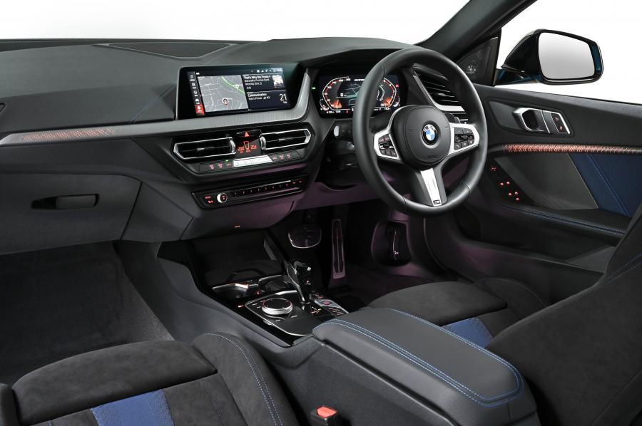 Торпедо BMW M235i xDrive Gran Coupe (F44) 2020 года  (ZA) (фото 10 из 13)